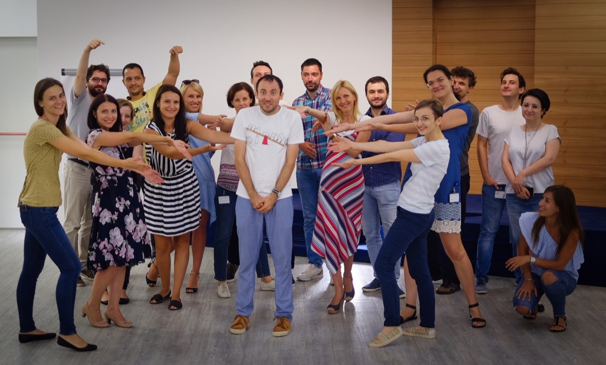 Bogdan Grigore facilitând un exercițiu de improvizație