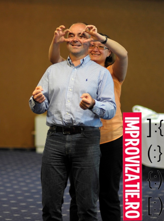 Exercițiu de public speaking la un workshop de improvizație