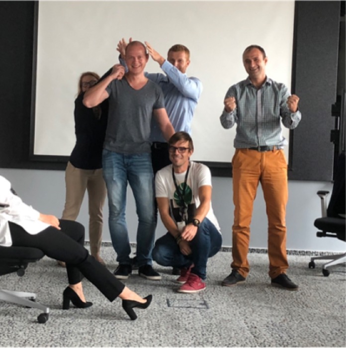 Grup la un workshop de statut, într-un moment jucăuș de statut ridicat